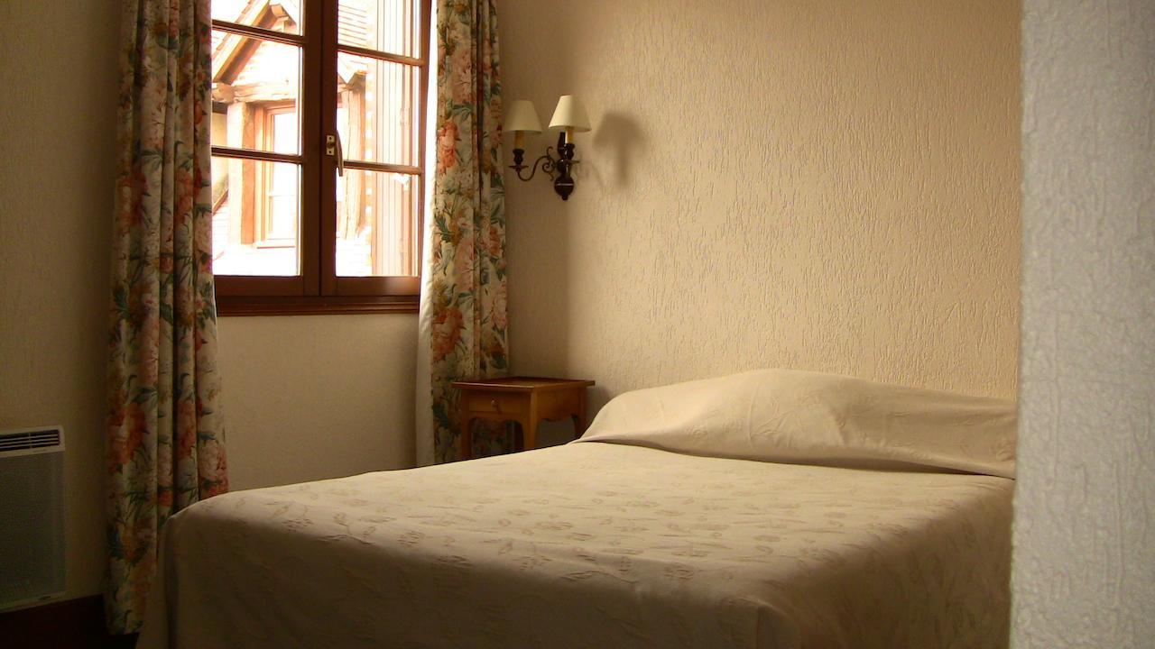 Auberge Des Potiers Jouy-le-Potier Zimmer foto